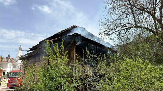 Burdur&rsquo;da boş ahşap evde yangın 1