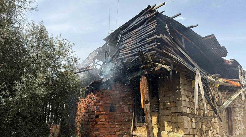 Burdur&rsquo;da boş ahşap evde yangın