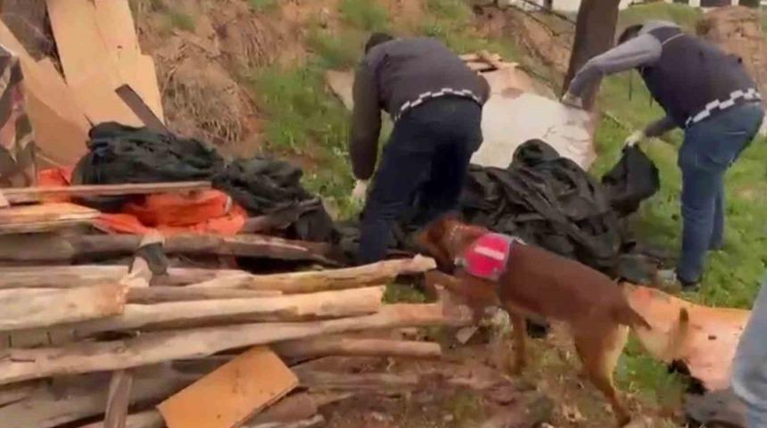 Aksaray&rsquo;da &ccedil;uval i&ccedil;ine gizlenmiş 11 bin adet uyuşturucu hap ele ge&ccedil;irildi: 3 tutuklama