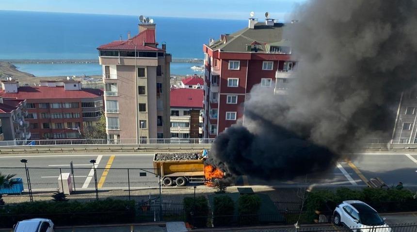 Trabzon'da taş kamyonu yangını korkuttu