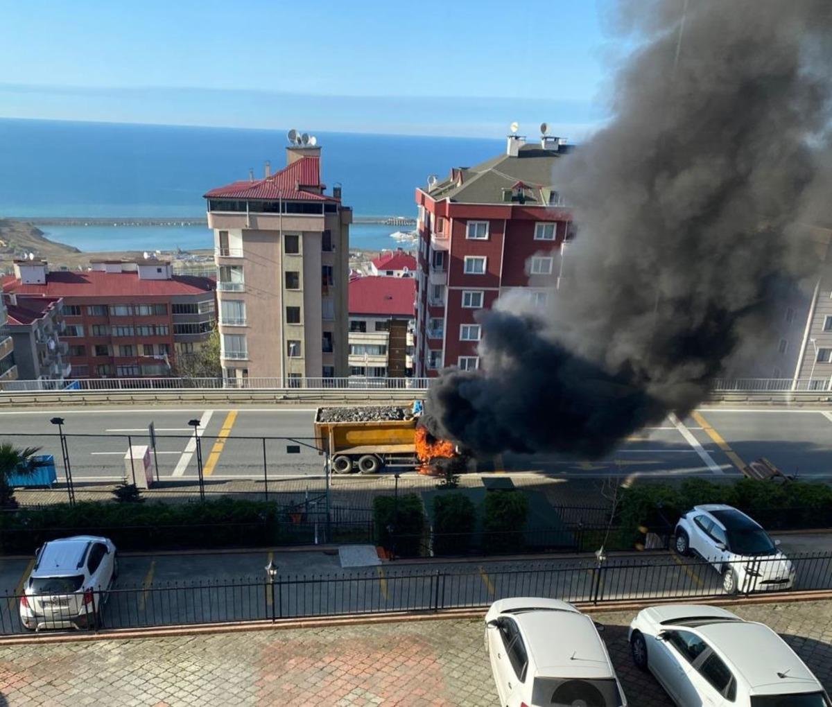 Trabzon da taş kamyonu yangını korkuttu 1