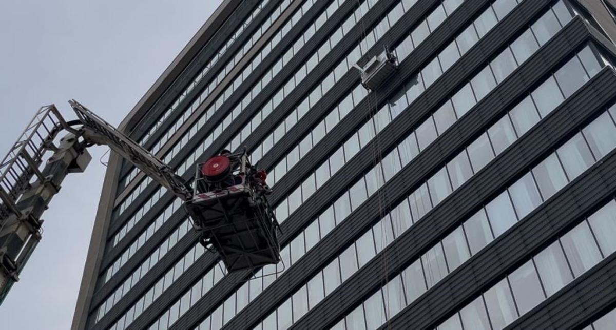 22 katlı hastanede can pazarı! Ekipler seferber oldu, kurtarma çalışması saatlerce sürdü 6