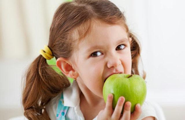 CHILD-BITING-APPLE-Dejan-Ri