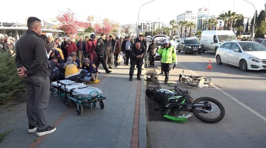 Samsun'da motosiklet ile elektrikli scooter &ccedil;arpıştı: 2 yaralı