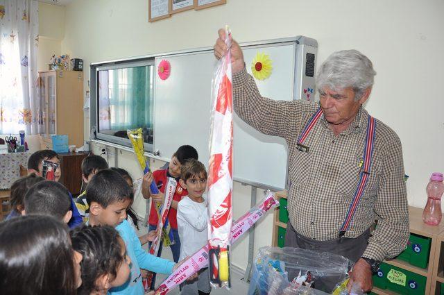 Didimli muhtar, öğrencileri uçurtmayla sevindirdi