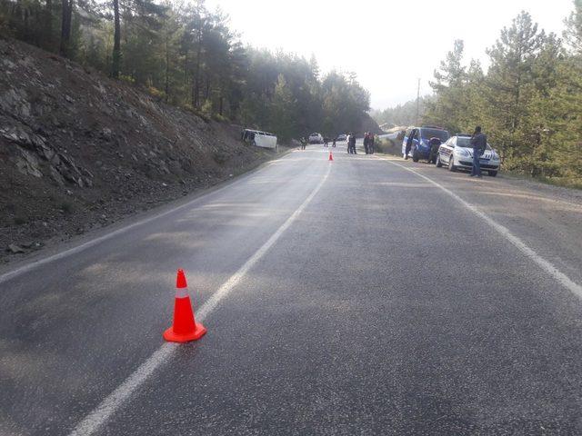 İşçileri taşıyan minibüs devrildi: 10 yaralı