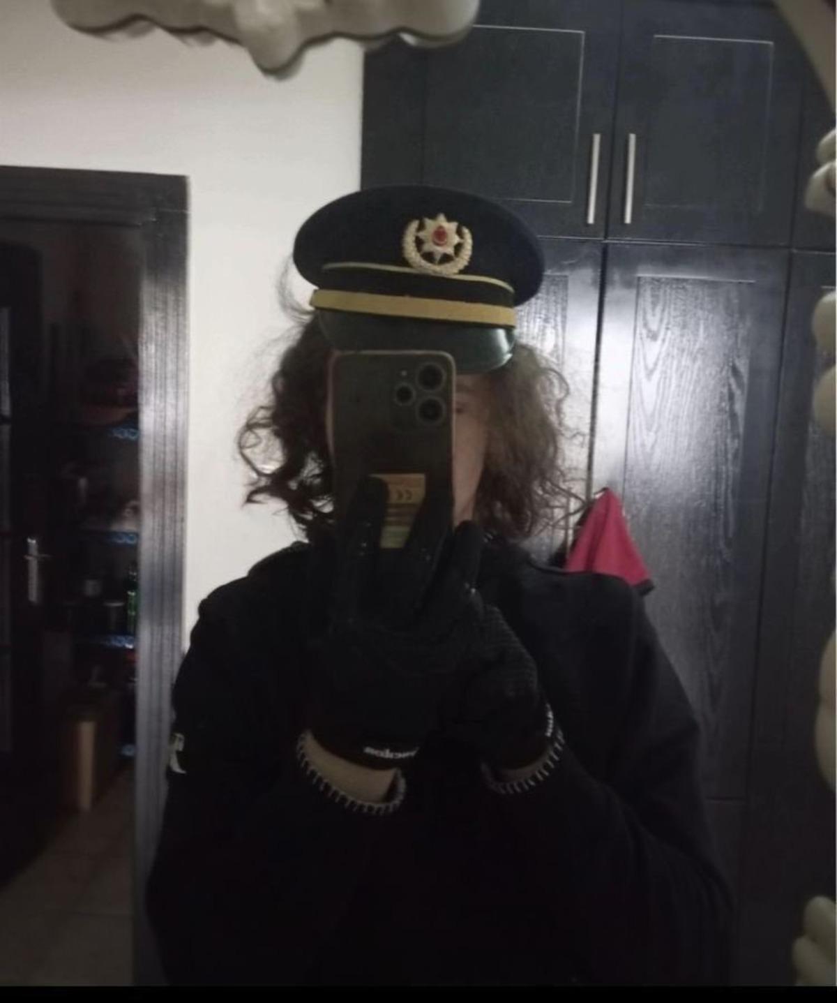 Okul saldırısının katiline ait yeni g&ouml;r&uuml;nt&uuml;ler: Polis kıyafeti, silahlar... 1