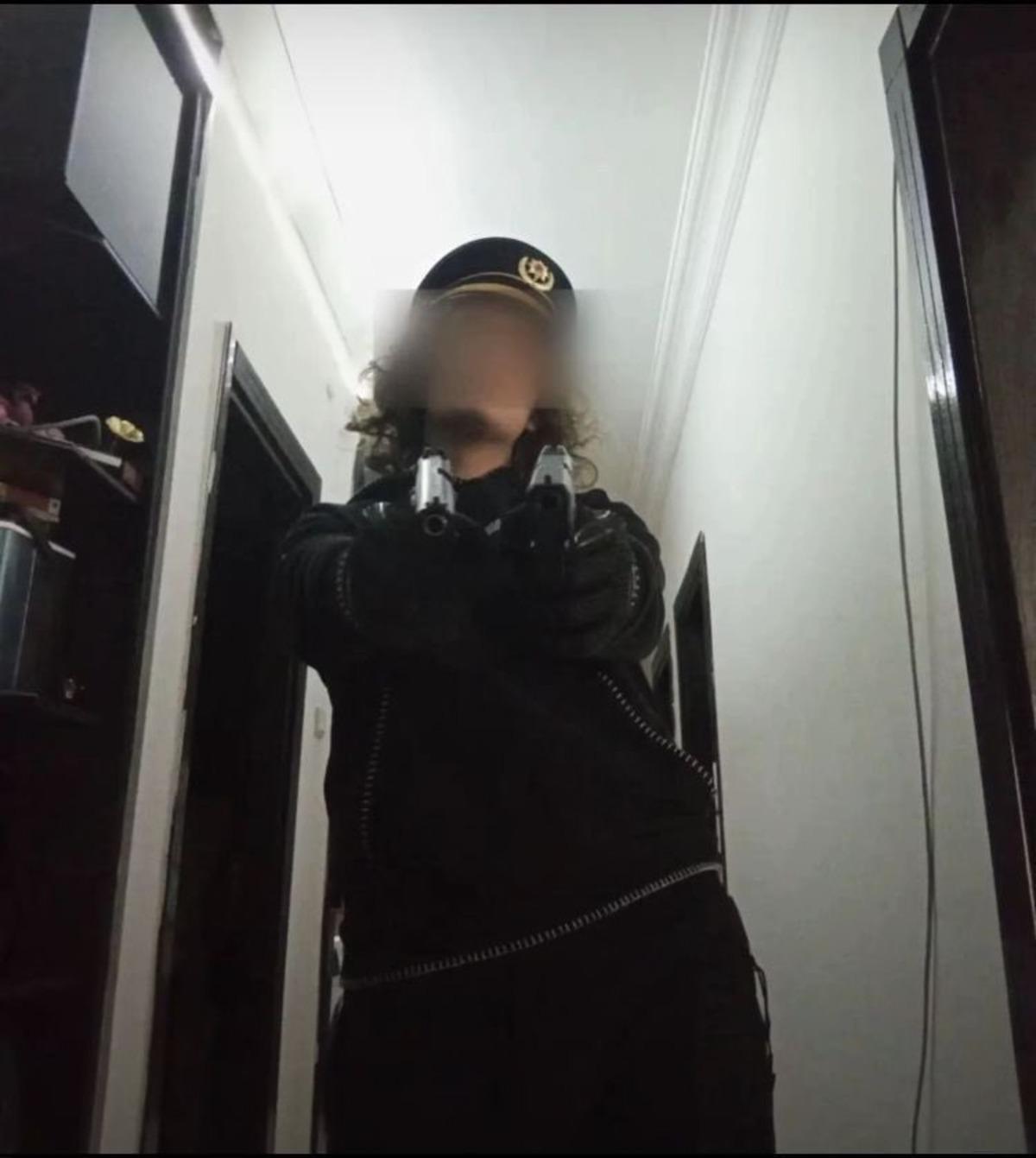 Okul saldırısının katiline ait yeni g&ouml;r&uuml;nt&uuml;ler: Polis kıyafeti, silahlar... 2