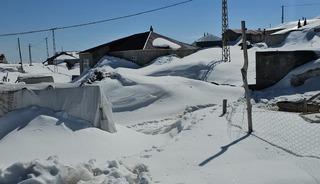 Bir mahalle Nisanda kara g&ouml;m&uuml;ld&uuml;! 3 metreyi aşan kar şaşkına &ccedil;evirdi