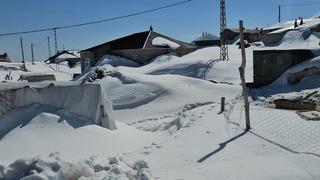 Bir mahalle Nisanda kara gömüldü! 3 metreyi aşan kar şaşkına çevirdi