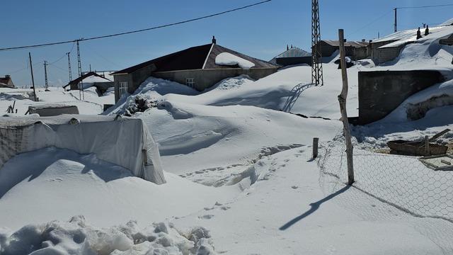 Bir mahalle Nisanda kara gömüldü! 3 metreyi aşan kar şaşkına çevirdi