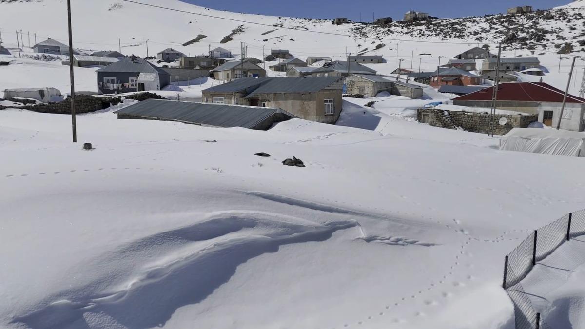Bir mahalle Nisanda kara g&ouml;m&uuml;ld&uuml;! 3 metreyi aşan kar şaşkına &ccedil;evirdi 1