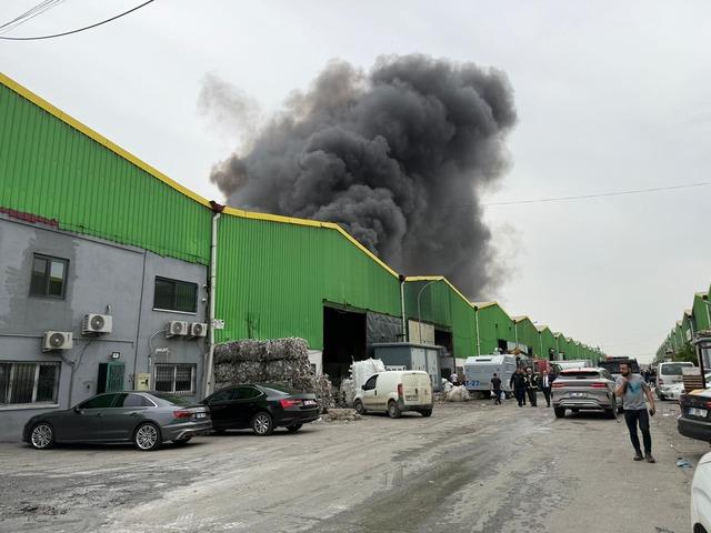 Adana da geri d&ouml;n&uuml;ş&uuml;m tesisinde &ccedil;ıkan yangına m&uuml;dahale ediliyor 1