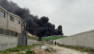 Adana'da geri d&ouml;n&uuml;ş&uuml;m tesisinde &ccedil;ıkan yangına m&uuml;dahale ediliyor