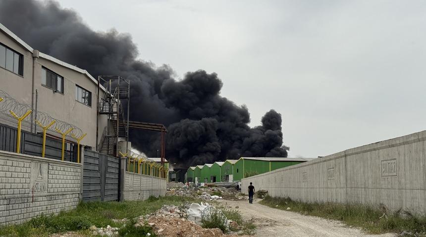 Adana'da geri d&ouml;n&uuml;ş&uuml;m tesisinde &ccedil;ıkan yangına m&uuml;dahale ediliyor