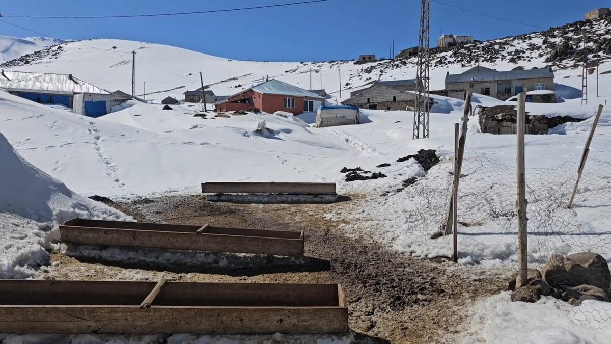 Bir mahalle Nisanda kara g&ouml;m&uuml;ld&uuml;! 3 metreyi aşan kar şaşkına &ccedil;evirdi 2