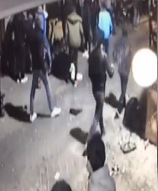 Kadıköy'de barlar sokağında bıçaklı kavga: 2'si ağır 3 yaralı
