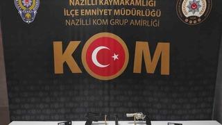 İşyerinde ruhsatsız silahlarla yakalandı