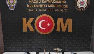 İşyerinde ruhsatsız silahlarla yakalandı
