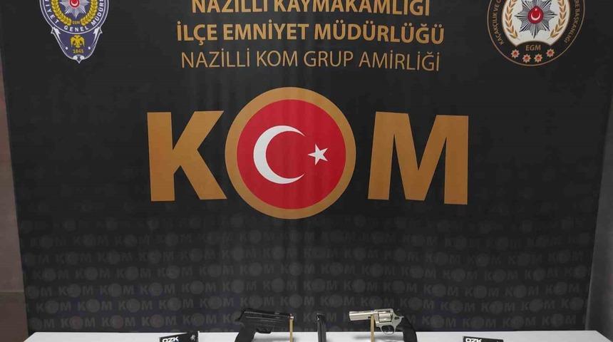 İşyerinde ruhsatsız silahlarla yakalandı