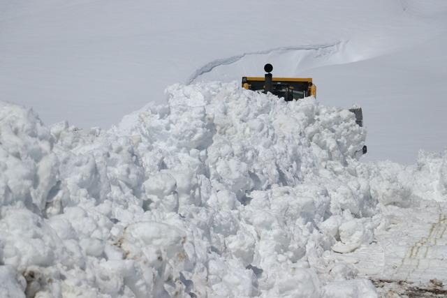 Son 66 yılın en y&uuml;ksek kış yağışını alan Ağrı da karla m&uuml;cadele s&uuml;r&uuml;yor 9
