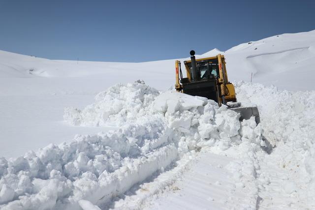 Son 66 yılın en y&uuml;ksek kış yağışını alan Ağrı da karla m&uuml;cadele s&uuml;r&uuml;yor 7