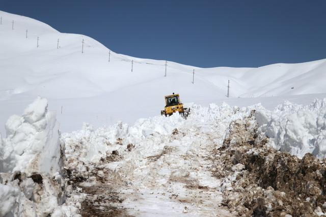 Son 66 yılın en y&uuml;ksek kış yağışını alan Ağrı da karla m&uuml;cadele s&uuml;r&uuml;yor 1