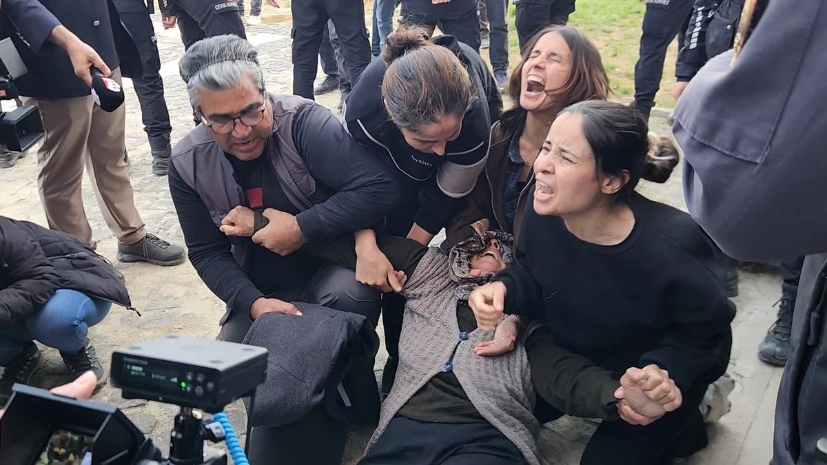 G&uuml;listan Doku nun ailesi isyan etti! Adliye &ouml;n&uuml;nde arbede; anne fenalaştı: "Tenhada sıkıştırıldık" 5