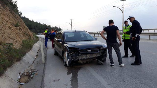 Lastiği patlayan araç kazaya neden oldu