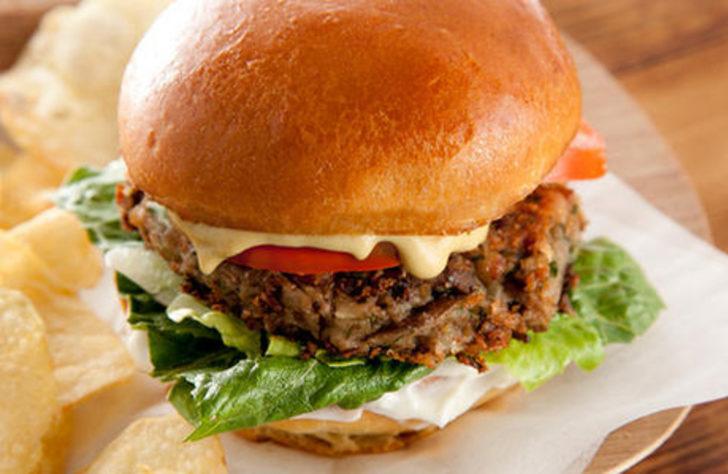 Beyaz peynirli ve yoğurt soslu burger