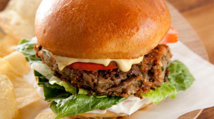 Beyaz peynirli ve yoğurt soslu burger