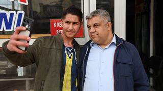 Kahramanmaraşlı adamın gözlerini gören fotoğraf çektiriyor!