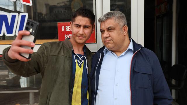 Kahramanmaraşlı adamın gözlerini gören fotoğraf çektiriyor!