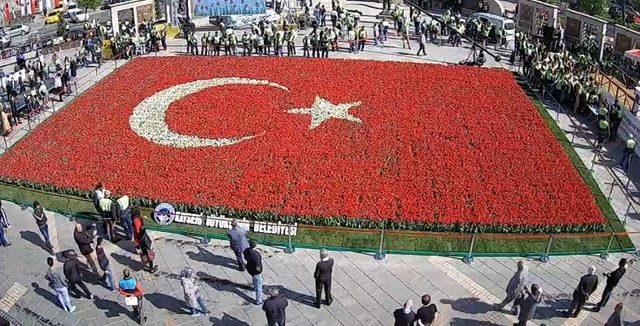 Lalelerle Türk bayrağı rekoru