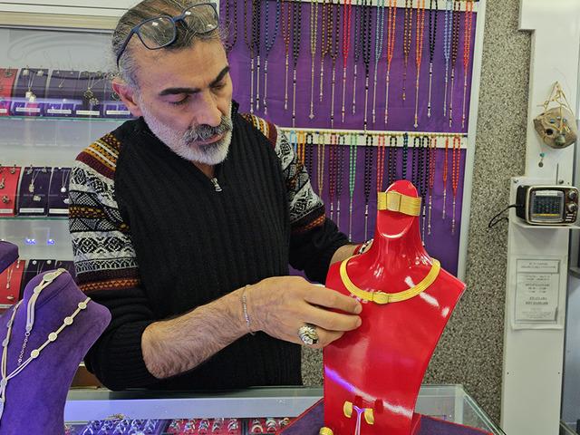 G&ouml;r&uuml;nce altın zannetmeyin: D&uuml;ğ&uuml;nlerde takılıyor