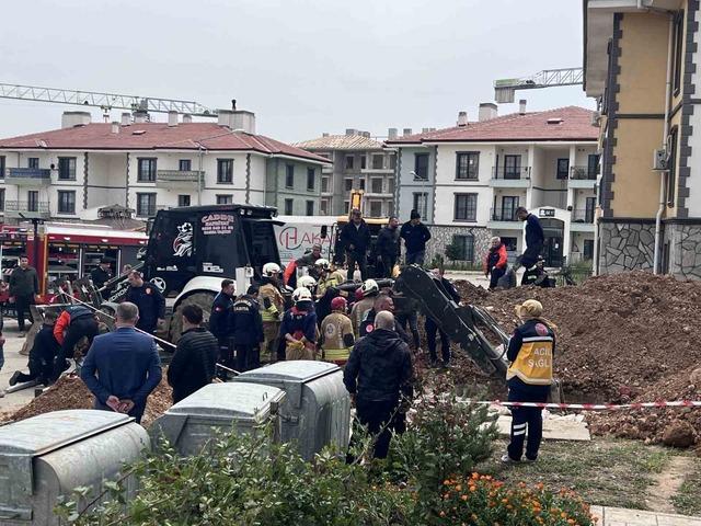 Manisa dan acı haber: Hayatını kaybeden iş&ccedil;inin cansız bedeni g&ouml;&ccedil;&uuml;k altından &ccedil;ıkarıldı 6
