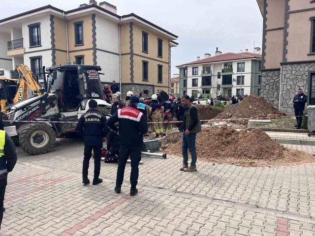 Manisa dan acı haber: Hayatını kaybeden iş&ccedil;inin cansız bedeni g&ouml;&ccedil;&uuml;k altından &ccedil;ıkarıldı 5