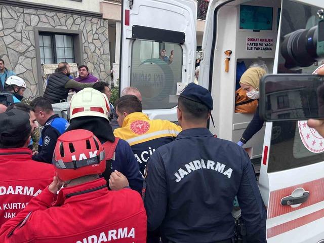 Manisa dan acı haber: Hayatını kaybeden iş&ccedil;inin cansız bedeni g&ouml;&ccedil;&uuml;k altından &ccedil;ıkarıldı 4