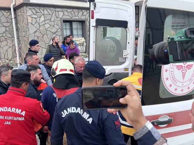 Manisa dan acı haber: Hayatını kaybeden iş&ccedil;inin cansız bedeni g&ouml;&ccedil;&uuml;k altından &ccedil;ıkarıldı 3