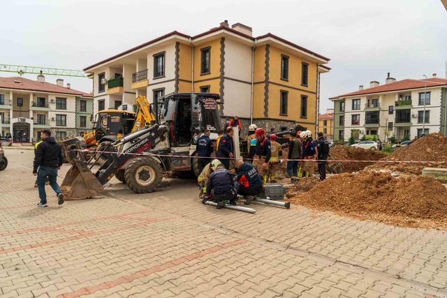 Manisa dan acı haber: Hayatını kaybeden iş&ccedil;inin cansız bedeni g&ouml;&ccedil;&uuml;k altından &ccedil;ıkarıldı 2