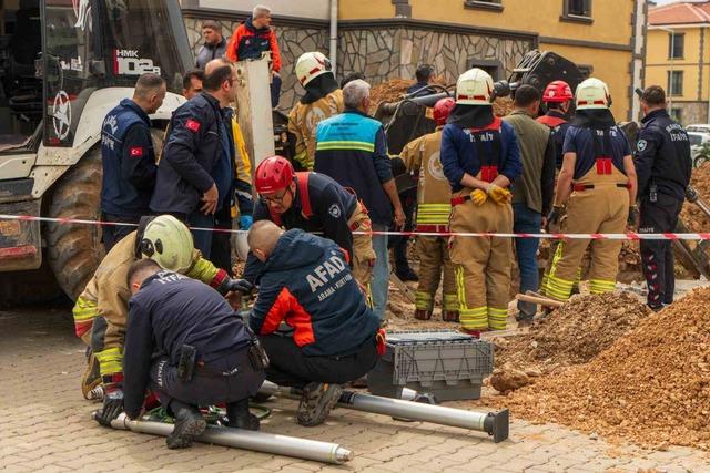 Manisa dan acı haber: Hayatını kaybeden iş&ccedil;inin cansız bedeni g&ouml;&ccedil;&uuml;k altından &ccedil;ıkarıldı 1