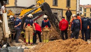 Manisa'dan acı haber: Hayatını kaybeden iş&ccedil;inin cansız bedeni g&ouml;&ccedil;&uuml;k altından &ccedil;ıkarıldı