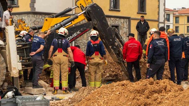 Manisa'dan acı haber: Hayatını kaybeden işçinin cansız bedeni göçük altından çıkarıldı
