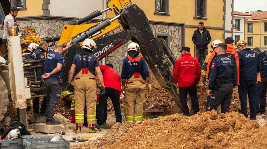 Manisa'dan acı haber: Hayatını kaybeden iş&ccedil;inin cansız bedeni g&ouml;&ccedil;&uuml;k altından &ccedil;ıkarıldı