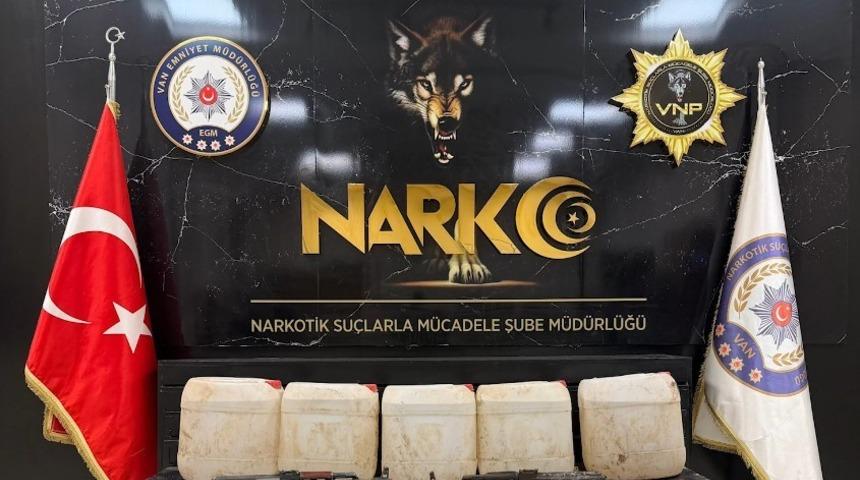 Başkale&rsquo;de 162 kilo asetik anhidrit maddesi ele ge&ccedil;irildi