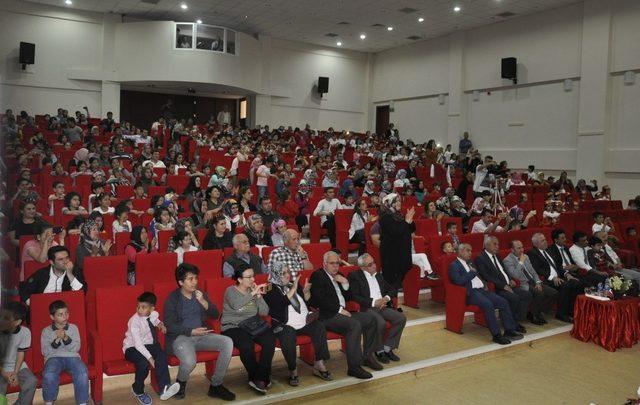 Dörtyol’da öğrenciler ve annelerinden şiir düeti