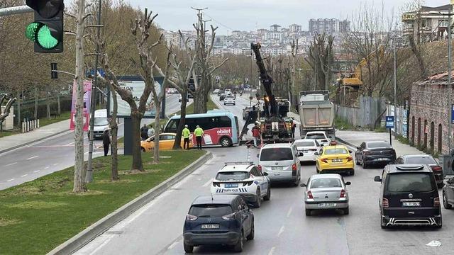 Beyoğlu&rsquo;nda minib&uuml;s ile otomobil &ccedil;arpıştı: 5 yaralı 3