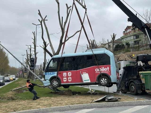Beyoğlu&rsquo;nda minib&uuml;s ile otomobil &ccedil;arpıştı: 5 yaralı 2