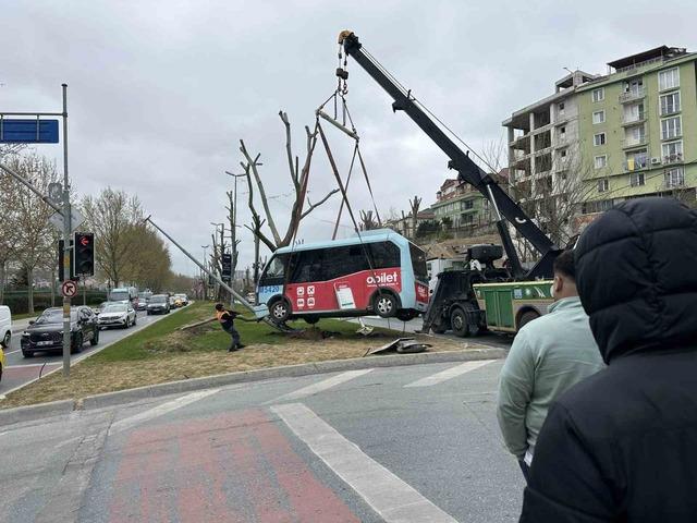 Beyoğlu&rsquo;nda minib&uuml;s ile otomobil &ccedil;arpıştı: 5 yaralı 1
