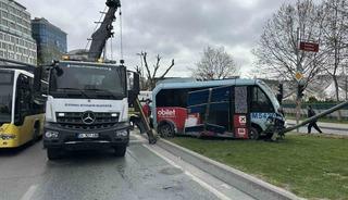 Beyoğlu&rsquo;nda minib&uuml;s ile otomobil &ccedil;arpıştı: 5 yaralı